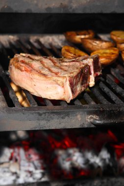 Izgarada biftek ve kömür pişiriyorum. Restoranda biftek kızartıyorum..