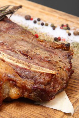 Özel ahşap bir tahtanın üzerinde pita ekmeğinin üzerine biftek. Tahtada biftek var..