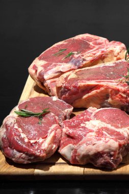 Çiğ biftek. Tahtada pişmeyi bekleyen çiğ, yıllanmış bir biftek..