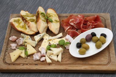 İyi bir ruh hali için tabak. Lokantada soğuk mezeler. İyi bir ruh hali için atıştırmalık.