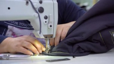 Dikiş fabrikası. Giysi fabrikası. Elbise dikiyorum.. 