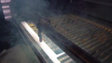 Plastik kalıpta lazer kesim deseni. Laser kesme kalıbı plastikte. Dikiş fabrikası. Giysi üretiminde lazer kesme kalıpları. 