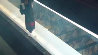 Plastik kalıpta lazer kesim deseni. Laser kesme kalıbı plastikte. Dikiş fabrikası. Giysi üretiminde lazer kesme kalıpları. 