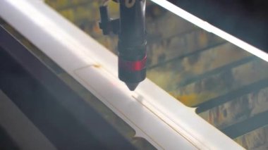 Plastik kalıpta lazer kesim deseni. Laser kesme kalıbı plastikte. Dikiş fabrikası. Giysi üretiminde lazer kesme kalıpları. 