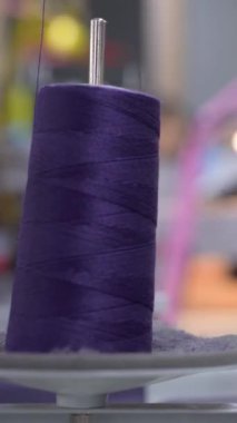 Giysi fabrikası. Elbise dikiyorum. Dikiş fabrikası. Dikey video.