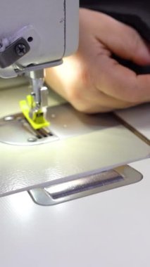 Giysi fabrikası. Elbise dikiyorum. Dikiş fabrikası. Dikey video.