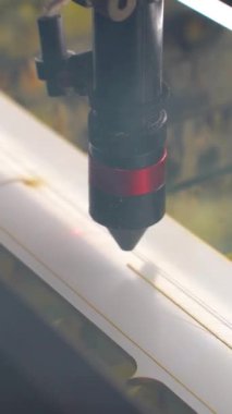Plastik kalıpta lazer kesim deseni. Laser kesme kalıbı plastikte. Dikiş fabrikası. Giysi üretiminde lazer kesimi desenleri. Dikey video.