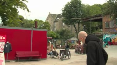 Christiania, Danimarka - 4 Ağustos 2012: Video Set: Özgür Christiania Şehri. Kopenhag, Christiania - Avrupa 'nın merkezinde bir özgürlük devleti.