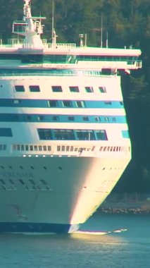 Letonya - İsveç - 2 Ağustos 2018: Video Set: Letonya 'dan İsveç' e Baltık Denizi 'nden geçen bir deniz feribotu. Baltık Denizi 'nde feribotla yolcu taşımacılığı. Deniz feribotu. Dikey video - editörel görüntü