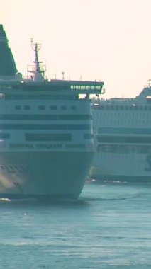 Letonya - İsveç - 2 Ağustos 2018: Video Set: Letonya 'dan İsveç' e Baltık Denizi 'nden geçen bir deniz feribotu. Baltık Denizi 'nde feribotla yolcu taşımacılığı. Deniz feribotu. Dikey video - editörel görüntü