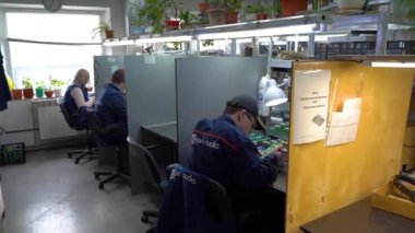 Kyiv, Ukrayna - 9 Ocak 2025: Ses ekipmanı ve ses elektroniği üretimi. Ses elektroniği ve ses ekipmanlarının üretimi ve montajı. 