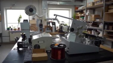 Kyiv, Ukrayna - 9 Ocak 2025: Ses ekipmanı ve ses elektroniği üretimi. Ses elektroniği ve ses ekipmanlarının üretimi ve montajı. 