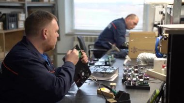 Kyiv, Ukrayna - 9 Ocak 2025: Ses ekipmanı ve ses elektroniği üretimi. Ses elektroniği ve ses ekipmanlarının üretimi ve montajı. 