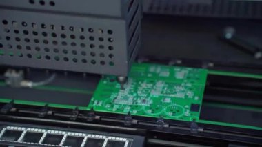 Elektronik devre kartlarını birleştirmek için otomatik makine. Ses ekipmanı ve ses elektroniği üretimi. Ses elektroniği ve ses ekipmanları montajı. 