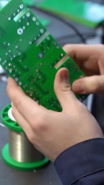Kyiv, Ukrayna - 9 Ocak 2025: Ses ekipmanı ve ses elektroniği üretimi. Ses elektroniği ve ses ekipmanlarının üretimi ve montajı. Dikey video. Editör görüntüleri