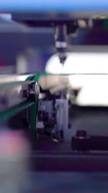 Elektronik devre kartlarını birleştirmek için otomatik makine. Ses ekipmanı ve ses elektroniği üretimi. Ses elektroniği ve ses ekipmanları montajı. Dikey video. 