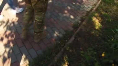 Vinnytsia, Ukrayna - 1 Ağustos 2024: Video seti: Kör askeri personelin adaptasyonu. Körlere bastonla yürümeyi öğretmek. Körlere eşlik eder. Kör bir savaş gazisi bastonuyla hareket eder..