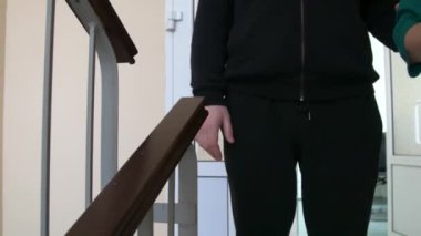 Vinnytsia, Ukrayna - 25 Ocak 2025: Video seti: Körlere bastonla yürümeyi öğretmek. Bastonla güvenli hareket yöntemleri ve yöntemleri. Körlere eşlik eder. Körlerin ameliyat sonrası adaptasyonu. 