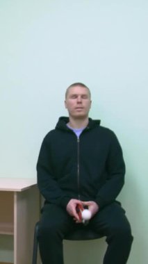 Vinnytsia, Ukrayna - 25 Ocak 2025: Körlerin ameliyat sonrası adaptasyonu. Kör askerlerin adaptasyonu. Kör bir savaş gazisi bastonla hareket eder. Dikey video.