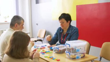 Kyiv, Ukrayna - 28 Şubat 2025: Kör insanlar. Görme yetisini kaybetmiş bir insanla çalışmak. Kör insanlara uzaysal yönelimi öğretiyorum. İletişimi destekle ve düzelt - editörlük görüntüleri