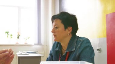 Kyiv, Ukrayna - 28 Şubat 2025: Kör insanlar. Görme yetisini kaybetmiş bir insanla çalışmak. Kör insanlara uzaysal yönelimi öğretiyorum. İletişimi destekle ve düzelt - editörlük görüntüleri