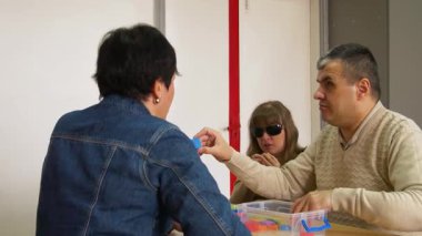 Kyiv, Ukrayna - 28 Şubat 2025: Kör insanlar. Görme yetisini kaybetmiş bir insanla çalışmak. Kör insanlara uzaysal yönelimi öğretiyorum. İletişimi destekle ve düzelt - editörlük görüntüleri