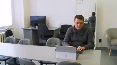 Kyiv, Ukrayna - 28 Şubat 2025: Kör insanlar. Görme engelli insanlar için cihazların erişilebilirliği. Editör çekimlerinin nasıl kullanılacağı ve kullanılacağı üzerine eğitim