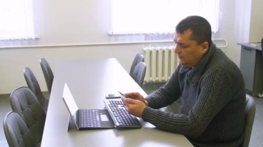 Kyiv, Ukrayna - 28 Şubat 2025: Kör insanlar. Görme engelli insanlar için cihazların erişilebilirliği. Editör çekimlerinin nasıl kullanılacağı ve kullanılacağı üzerine eğitim