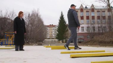 Kyiv, Ukrayna - 28 Şubat 2025: Görme yetisini kaybetmiş bir insanla çalışmak. Kör insanlara uzaysal yönelimi öğretiyorum. Körlere bastonla yürümeyi öğretmek - editörlük görüntüleri