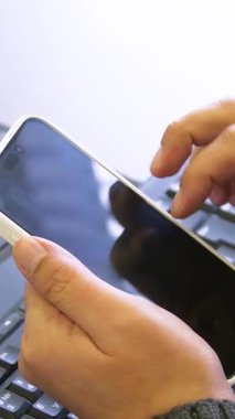 Kör insanlar. Görme engelli insanlar için cihazların erişilebilirliği. Nasıl kullanılacağını ve pratik yapılacağını öğreniyorum. Dikey video.