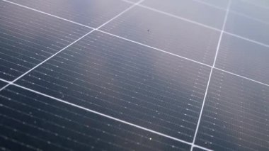 Bir apartmanın çatısındaki güneş panelleri. Çatıda güneş enerjisi santrali var. Apartman ortaklarından oluşan bir dernek binalarının çatılarına güneş panelleri kuruyor.. 