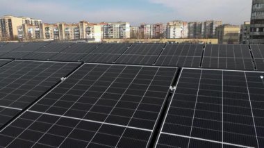 Bir apartmanın çatısındaki güneş panelleri. Çatıda güneş enerjisi santrali var. Apartman ortaklarından oluşan bir dernek binalarının çatılarına güneş panelleri kuruyor.. 