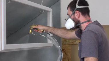 Küçük bir şirkette marangozluk işi. Ahşap pencere profillerinin üretimi. Şirket ahşap pencereler üretiyor.