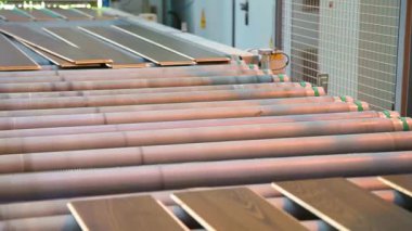 Plastik üretim için endüstriyel ekipmanlar. Parke tahtası ve lamine üretim hattı. Yerleri cilalayın. Laminate üretim tesisi.