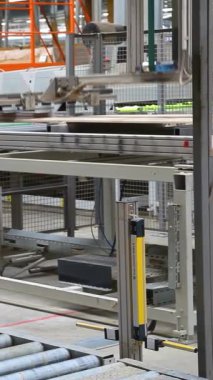 Plastik üretim için endüstriyel ekipmanlar. Parke tahtası ve lamine üretim hattı. Yerleri cilalayın. Laminate üretim tesisi. Dikey video.