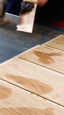 Plastik üretim için endüstriyel ekipmanlar. Parke tahtası ve lamine üretim hattı. Yerleri cilalayın. Laminate üretim tesisi. Dikey video.