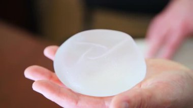 Göğüs implantı. Silikon dişi göğüs implantı. Doktor silikon göğüs implantı olduğunu gösteriyor..