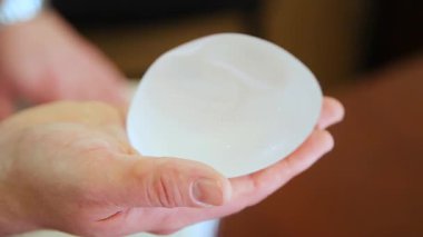 Göğüs implantı. Silikon dişi göğüs implantı. Doktor silikon göğüs implantı olduğunu gösteriyor..