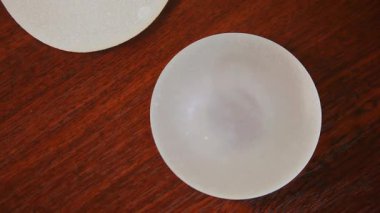 Göğüs implantı. Silikon dişi göğüs implantı..