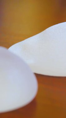 Göğüs implantı. Silikon dişi göğüs implantı. Dikey video.
