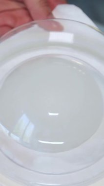 Göğüs implantı. Silikon dişi göğüs implantı. Doktor silikon göğüs implantı gösteriyor. Dikey video.