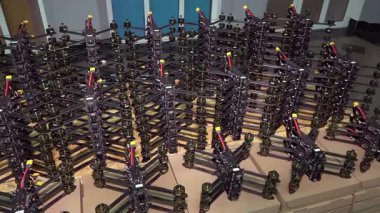 Kyiv, Ukrayna - 4 Nisan 2025: askeri operasyonlar için FPV savaş uçağı üretimi. Savaş için insansız hava araçları deposu. FPV 'ler cepheye gönderilmeye hazır. Video seti.