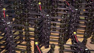 Kyiv, Ukrayna - 4 Nisan 2025: askeri operasyonlar için FPV savaş uçağı üretimi. Savaş için insansız hava araçları deposu. FPV 'ler cepheye gönderilmeye hazır. Video seti.