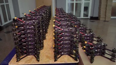 Kyiv, Ukrayna - 4 Nisan 2025: askeri operasyonlar için FPV savaş uçağı üretimi. Savaş için insansız hava araçları deposu. FPV 'ler cepheye gönderilmeye hazır. Video seti.