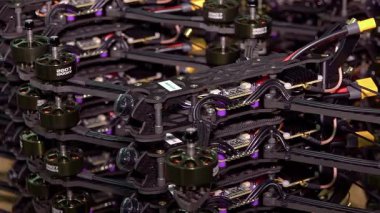 Kyiv, Ukrayna - 4 Nisan 2025: askeri operasyonlar için FPV savaş uçağı üretimi. Savaş için insansız hava araçları deposu. FPV 'ler cepheye gönderilmeye hazır. Video seti.