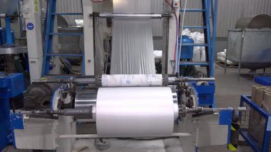 Kyiv, Ukrayna - 3 Nisan 2025: Video seti. Plastik geri dönüşüm tesisi. Polietilen geri dönüşümü. Plastiği ev polietilen torbalarına dönüştürüyorum..