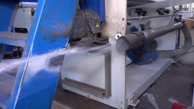 Kyiv, Ukrayna - 3 Nisan 2025: Video seti. Plastik geri dönüşüm tesisi. Polietilen geri dönüşümü. Plastiği ev polietilen torbalarına dönüştürüyorum..