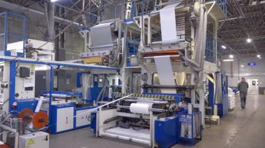 Kyiv, Ukrayna - 3 Nisan 2025: Video seti. Plastik geri dönüşüm tesisi. Polietilen geri dönüşümü. Plastiği ev polietilen torbalarına dönüştürüyorum..