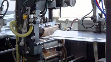 Kyiv, Ukrayna - 3 Nisan 2025: Video seti. Plastik geri dönüşüm tesisi. Polietilen geri dönüşümü. Plastiği ev polietilen torbalarına dönüştürüyorum..