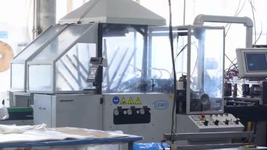 Kyiv, Ukrayna - 3 Nisan 2025: Video seti. Plastik geri dönüşüm tesisi. Polietilen geri dönüşümü. Plastiği ev polietilen torbalarına dönüştürüyorum..